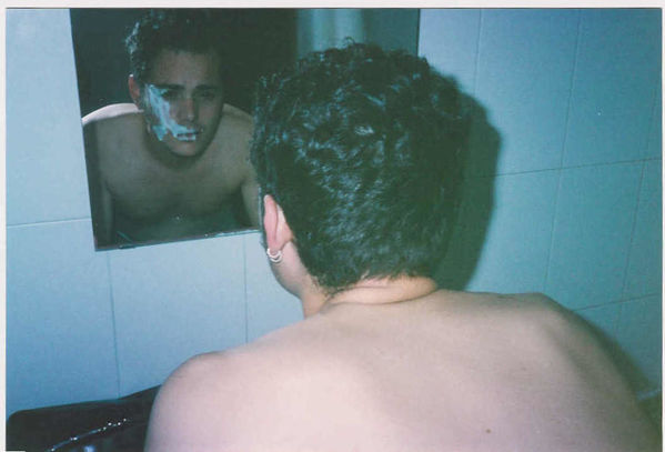 Durante la notte Merio viene riempito di schiuma da parte dei suoi 
Amijji e va' in bagno a pulirsi, ancora ad occhi chiusi.
