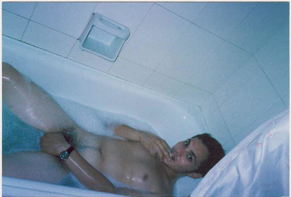 Un inquietante (o rivoltante) foto di Merio che viene sorpreso a 
farsi il bagno (tra i peli di cxxxo di Romeo).

