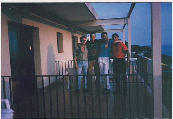 Una foto sul terrazzo (comunicante) di (da destra) Merio, Alessandro, 
Romeo e Marco prima di uscire a fare baldoria.
