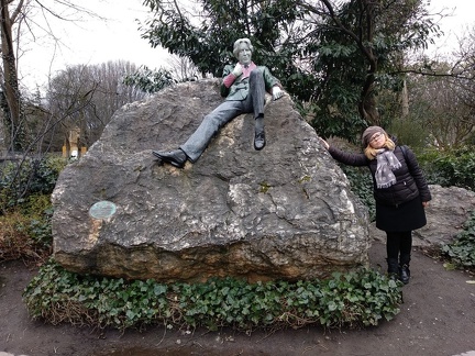 Oscar Wilde Memorial Sculpture (Parco Merrion Square)